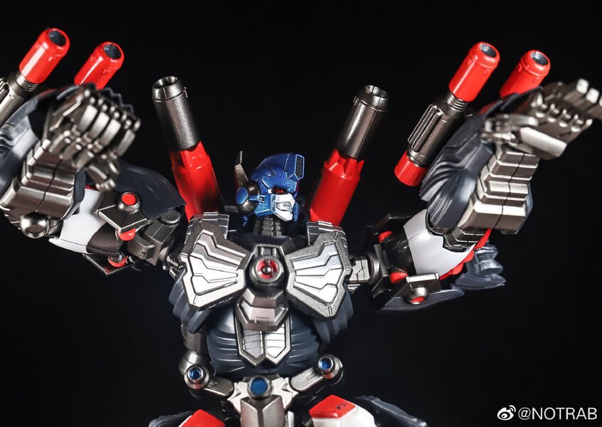 Flame Toys Furai Action Optimus Primal In Hand Images  (6 of 12)